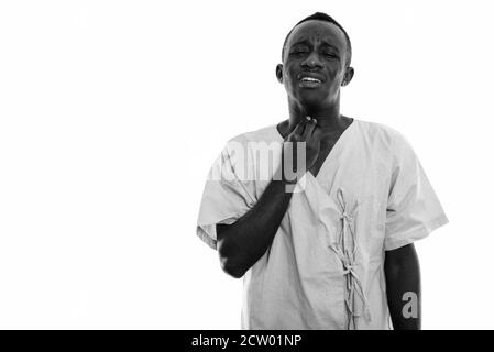 Studio shot von jungen schwarzen afrikanischen Mann Patient mit Halsschmerzen Stockfoto