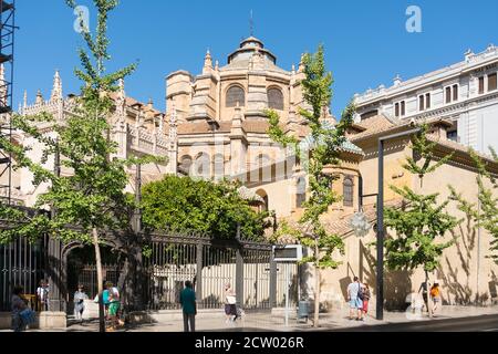 Granada,Spanien-11. august 2017:Spaziergang in Granada in der Nähe der Kathedrale an einem sonnigen Tag. Stockfoto