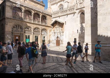 Granada,Spanien-11. august 2017:Spaziergang in Granada in der Nähe der Kathedrale an einem sonnigen Tag. Stockfoto