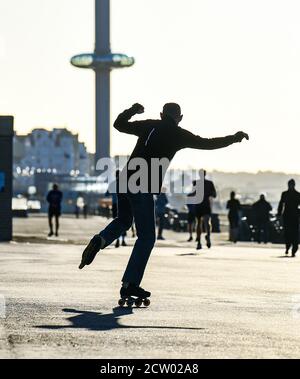 Brighton, Großbritannien. September 2020. Ein Rollerblader genießt sich entlang Hove Küste an einem hellen und sonnigen, aber kalten Morgen an der Südküste . : Credit: Simon Dack/Alamy Live News Stockfoto