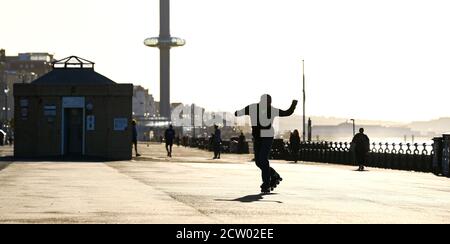 Brighton, Großbritannien. September 2020. Ein Rollerblader genießt sich entlang Hove Küste an einem hellen und sonnigen, aber kalten Morgen an der Südküste . : Credit: Simon Dack/Alamy Live News Stockfoto