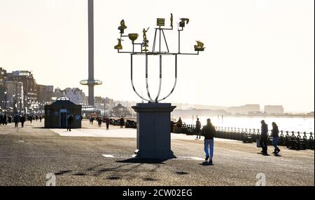 Brighton, Großbritannien. September 2020. Wanderer genießen einen hellen sonnigen, aber kalten Morgen entlang der Küste von Hove an der Südküste. : Credit: Simon Dack/Alamy Live News Stockfoto