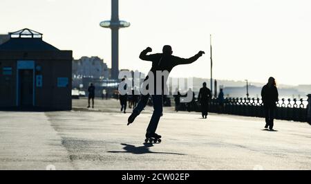 Brighton, Großbritannien. September 2020. Ein Rollerblader genießt sich entlang Hove Küste an einem hellen und sonnigen, aber kalten Morgen an der Südküste . : Credit: Simon Dack/Alamy Live News Stockfoto