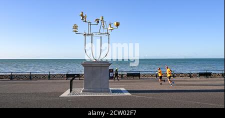 Brighton, Großbritannien. September 2020. Läufer passieren Hove Plinth mit der Skulptur Constellation von Jonathan Wright auf Hove Seafront an einem hellen und sonnigen, aber kalten Morgen entlang der Südküste . : Credit: Simon Dack/Alamy Live News Stockfoto