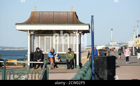 Brighton, Großbritannien. September 2020. Zeit für ein Gespräch in einem Hove Seafront Schutz an einem hellen und sonnigen, aber kalten Morgen entlang der Südküste . : Credit: Simon Dack/Alamy Live News Stockfoto