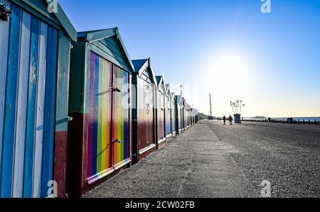 Brighton, Großbritannien. September 2020. Wanderer genießen das helle, sonnige, aber kalte Wetter am frühen Morgen entlang der Küste von Hove an der Südküste. : Credit: Simon Dack/Alamy Live News Stockfoto