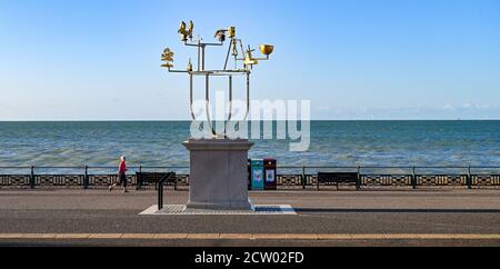 Brighton, Großbritannien. September 2020. Läufer passieren Hove Plinth mit der Skulptur Constellation von Jonathan Wright auf Hove Seafront an einem hellen und sonnigen, aber kalten Morgen entlang der Südküste . : Credit: Simon Dack/Alamy Live News Stockfoto