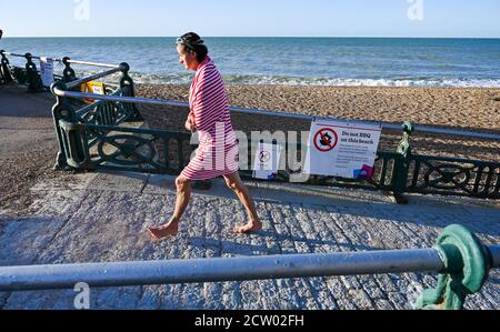 Brighton, Großbritannien. September 2020. Ein frühmorgendlicher Schwimmer nach einem Bad im Meer in Hove an einem hellen und sonnigen, aber kalten Morgen an der Südküste . : Credit: Simon Dack/Alamy Live News Stockfoto