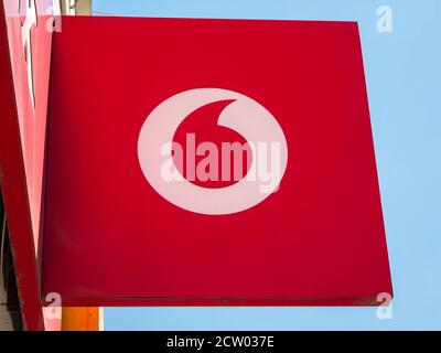 Bukarest/Rumänien - 09.05.2020: Vodafone Logo oder Schild gegen blauen Himmel. Vodafone ist ein britisches multinationales Telekommunikationsunternehmen. Stockfoto