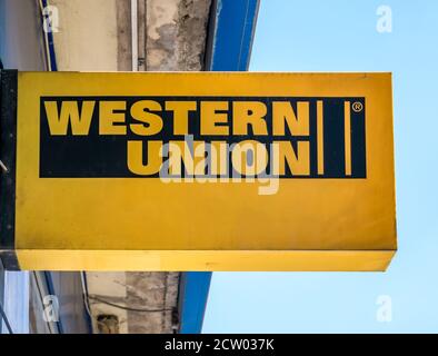 Bukarest/Rumänien - 09.06.2020: Zweigstelle von Western Union Geldtransfer in Bukarest.. WESTERN Union Zeichen und Logo. Stockfoto