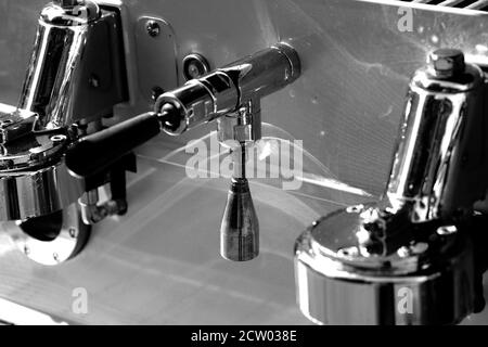 Nahaufnahme der Kaffeemaschine - schwarz und weiß Stockfoto