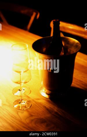 Champagnerflasche im Eiskübel mit Gläsern - vertikal Stockfoto