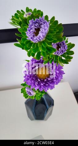 Schöne Flieder Blumen in einer Klasse Vase auf einem weißen Tabelle Stockfoto