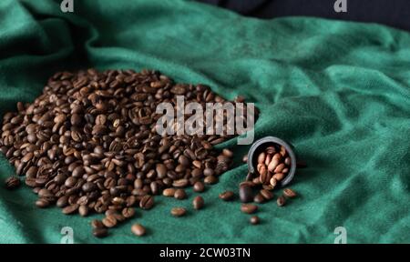 Italienische Espresso-Kapseln oder Kaffeepads mit gerösteten Kaffeebohnen Bereit für einen guten Tag Stockfoto