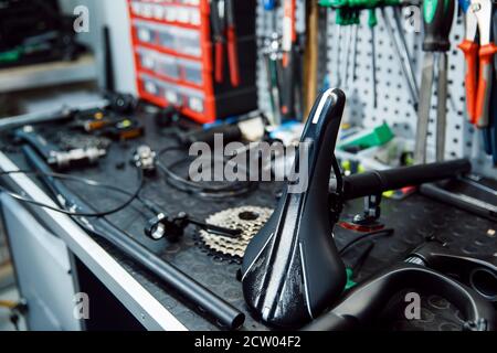 Fahrradwerkstatt, neue Fahrradteile auf dem Tisch Stockfoto