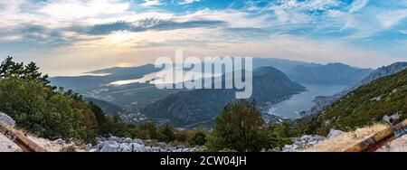 Atemberaubendes Panorama von Montenegro, Stadt Kotor, Perast, Tivat und der wunderschönen Bucht von Kotor. Blick vom höchsten Punkt auf der Bergstraße. Schöne Berge von Montenegro über dem Himmel mit Wolken bei Sonnenuntergang. Stockfoto
