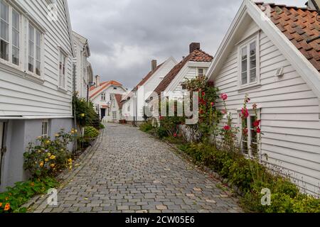 Alte Stavanger Straße, mit traditionellen weißen Holzhäusern