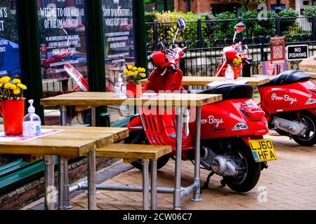 Zwei Roter Motorroller Parkten Während Eines Leeren Restaurants COVID-19 Hospitality Crisis Stockfoto