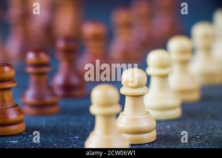 Schachmatt und Schach Pawn Figuren close-up, Brettspiel Stockfoto