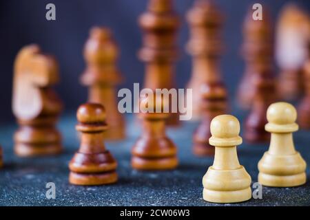 Schachmatt und Schach Pawn Figuren close-up, Brettspiel Stockfoto