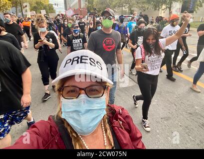 Louisville, Kentucky, USA. September 2020. Fotojournalistin Amy Katz macht ein Selfie, während sie den Marsch für Gerechtigkeit oder Breonna Taylor covert. Quelle: Amy Katz/ZUMA Wire/Alamy Live News Stockfoto