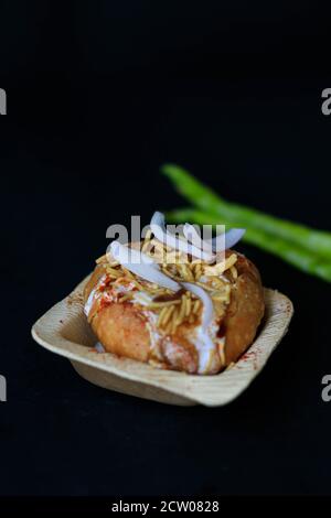 Indischer gebratener Chat Kachori mit Quark und sev und Zwiebeln auf schwarzem Hintergrund. Stockfoto