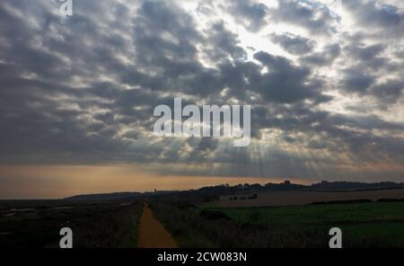 Eine Ansicht einer Wolkenformation mit crepuskulären Strahlen in Nord-Norfolk, östlich von Morston, Norfolk, England, Großbritannien. Stockfoto