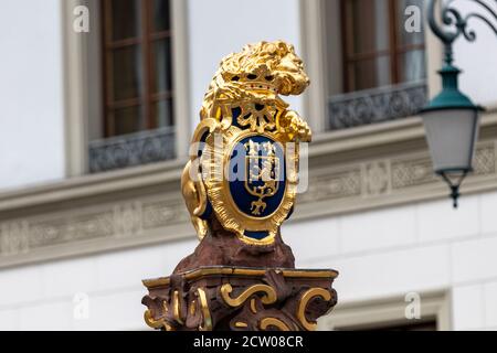Goldener Nassauer Löwe am Marktbrunnen in Wiesbaden Stockfoto