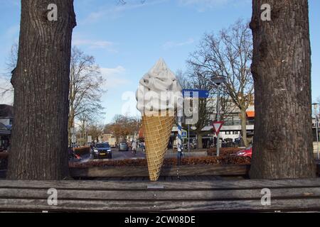 Großer Eiskegel als Werbung für eine Eisdiele im Herbst. Bergen, Niederlande, November Stockfoto