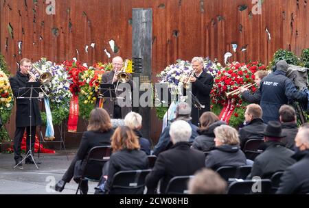 München, Deutschland. September 2020. Musiker spielen bei der Gedenkfeier zum 40. Jahrestag des rechten Terroranschlags auf das Oktoberfest auf der Theresienwiese. Am Abend des 26. September 1980 tötete eine Bombe zwölf Besucher des Oktoberfestes und den Attentäter. Mehr als 200 Menschen wurden verletzt. Quelle: Sven Hoppe/dpa/Alamy Live News Stockfoto