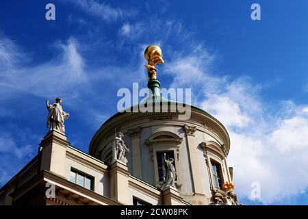 Dachterrasse mit goldenem Atlas des alten Rathauses von Potsdam in Deutschland Stockfoto