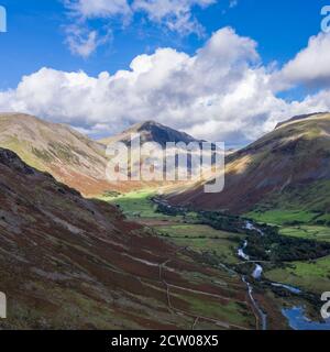 Atemberaubende hohe Sicht von fliegenden Drohnen über Lake District Landschaft im Spätsommer, in wast Wasser Tal mit Blick auf die Berge Stockfoto