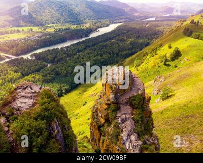Blauer Katun Fluss und Tschertow palets Altai Berge republik Russland, Luftaufnahme von oben Stockfoto