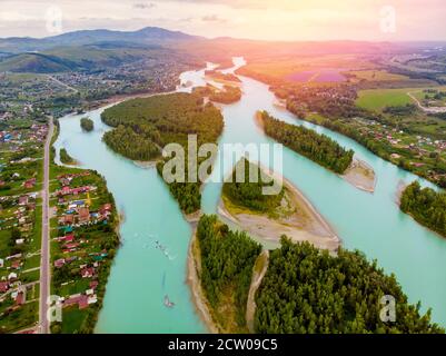 Tal des Katun-Flusses Sturmwolken, Altai-Berge republik, Sibirien Russland, Luftaufnahme von oben Stockfoto