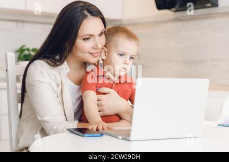 Frau und Baby Sohn mit Web-Video-Anruf mit glücklicher Familie auf Computer zu Hause. Kommunikation People Konzept Stockfoto