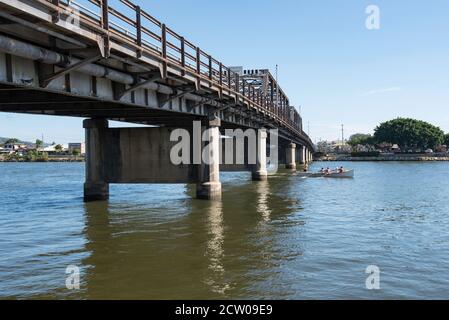 Eine Gruppe älterer Männer üben das Rudern in einem langen australischen Surfrettungsboot auf dem Nambucca River in Macksville, New South Wales, Australien Stockfoto