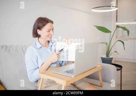 Teilzeit Student online lernen Englisch durch Internet-Laptop. Unterricht Chinesisch Kind Fremdsprache Stockfoto