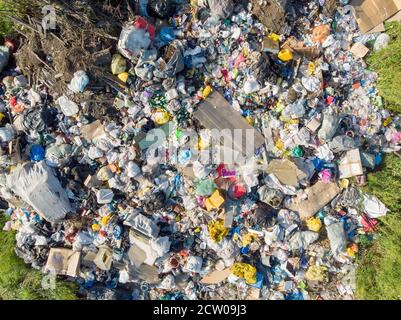 Landverschmutzung mit Plastikflaschen und Tüten. Offene Lagerung von Feststoffabfällen. Luftaufnahme von oben Stockfoto