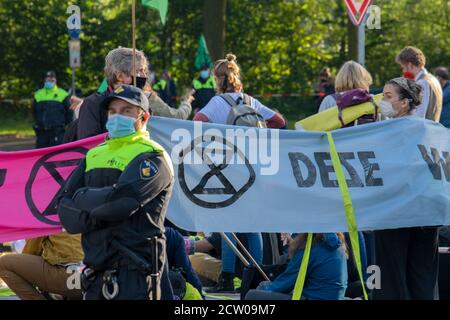 Polizeimann Bewacht Die Demonstranten Bei Der Rebellion Extinction Demonstration Amsterdam Süd Niederlande 21-9-2020 Stockfoto