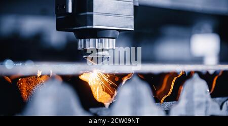 Laser CNC Schneiden von Metall mit Lichtfunken Industrielle Fertigungstechnologie Stockfoto