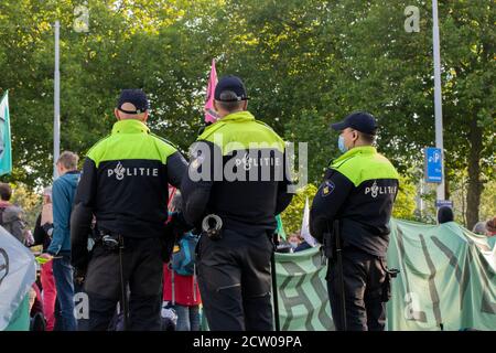 Polizei Männer Bewachen Die Demonstranten Die Rebellion Aussterben Demonstration An Amsterdam Süd Niederlande 21-9-2020 Stockfoto