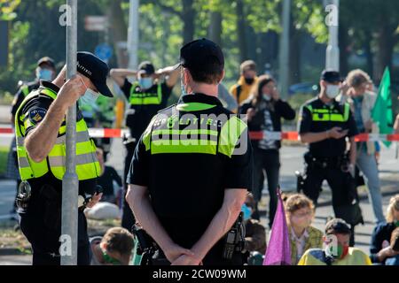 Polizei Männer Bewachen Die Demonstranten Die Rebellion Aussterben Demonstration An Amsterdam Süd Niederlande 21-9-2020 Stockfoto