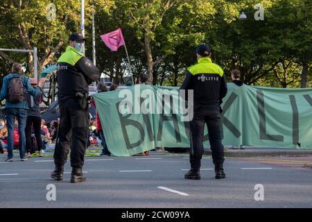 Polizei Männer Bewachen Die Demonstranten Die Rebellion Aussterben Demonstration An Amsterdam Süd Niederlande 21-9-2020 Stockfoto