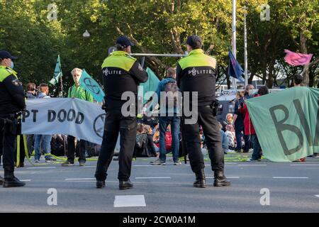 Polizei Männer Bewachen Die Demonstranten Die Rebellion Aussterben Demonstration An Amsterdam Süd Niederlande 21-9-2020 Stockfoto