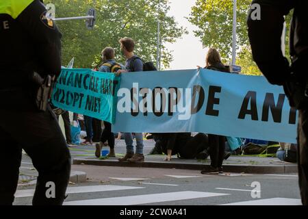 Polizei Männer Bewachen Die Demonstranten Die Rebellion Aussterben Demonstration An Amsterdam Süd Niederlande 21-9-2020 Stockfoto