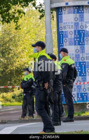 Polizei Männer Bewachen Die Demonstranten Die Rebellion Aussterben Demonstration An Amsterdam Süd Niederlande 21-9-2020 Stockfoto