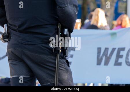 Nahaufnahme EINES Polizisten, der die Demonstranten bewacht Demonstration Des Aussterbens Der Rebellion In Amsterdam Süd Niederlande 21-9-2020 Stockfoto