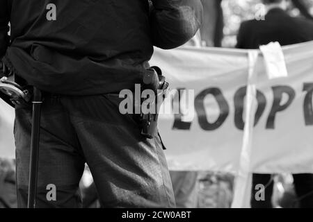 Nahaufnahme EINES Polizisten, der die Demonstranten bewacht Demonstration Des Aussterbens Der Rebellion In Amsterdam Süd Niederlande 21-9-2020 Stockfoto