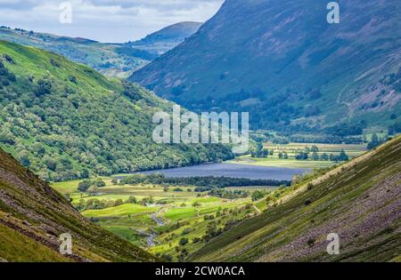 Der Blick hinunter auf Brotherswater (Brothers Water) vom Kirkstone Pass im Lake District National Park in Cumbria. Stockfoto
