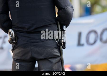 Nahaufnahme EINES Polizisten, der die Demonstranten bewacht Demonstration Des Aussterbens Der Rebellion In Amsterdam Süd Niederlande 21-9-2020 Stockfoto